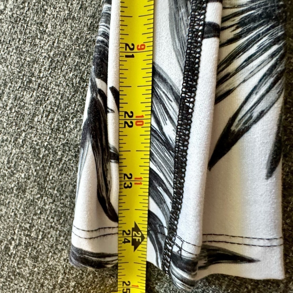 Betsey Johnson Women’s Black and White floral tropical capri leggings. Size M - Picture 4 of 8